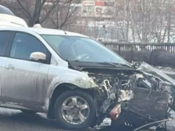 Фото к материалу: В Ростове на Королева произошло жесткое ДТП с тремя авто 