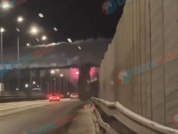 Фото к материалу: Обнародованы жесткие кадры момента, где грузовик снес мост на трассе под Каменском