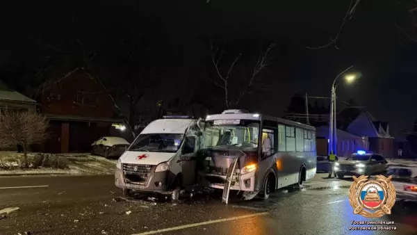 Фото к материалу: В Ростове машина скорой помощи столкнулась с автобусом №15