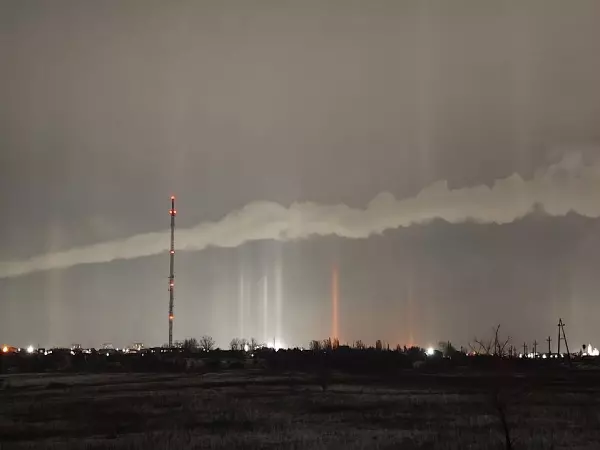 Фото к материалу: Жители Волгодонска стали свидетелями невероятных световых столбов