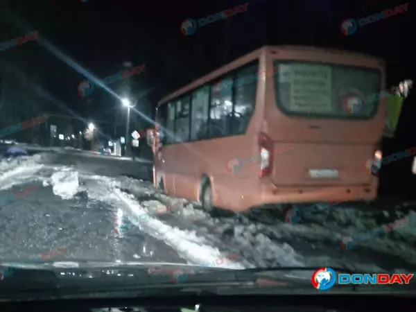 Фото к материалу: В Шахтах у автобуса отвалилось колесо из-за наледи на дороге