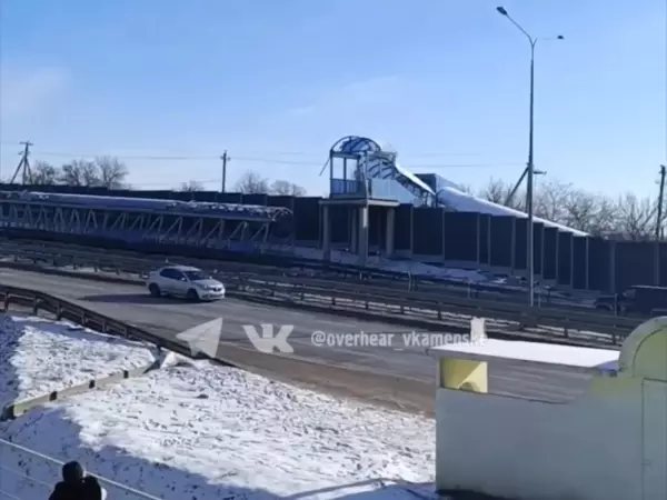 Фото к материалу: Местные жители показали, как выглядит разрушенный самосвалом мост в Каменском районе