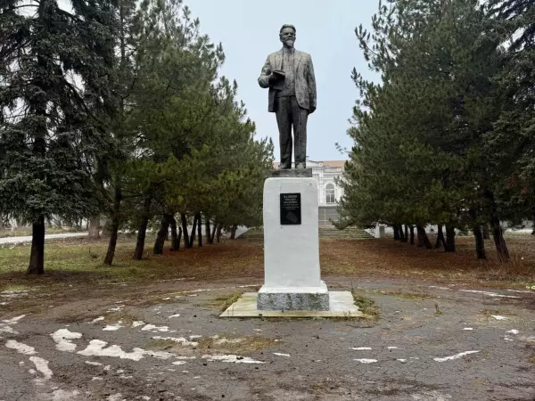 Фото к материалу: Жители Красного Сулина пожаловались на заброшенную зону привокзальной площади