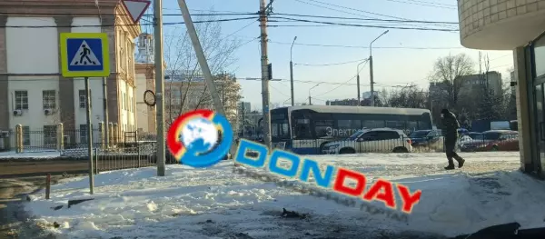 Фото к материалу: Гигантская пробка в районе РГУПС образовалась из-за столкновения автобусов