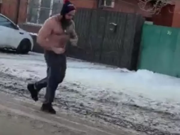 Фото к материалу: В Ростове полуголый мужчина устроил пробежку в -10 градусов