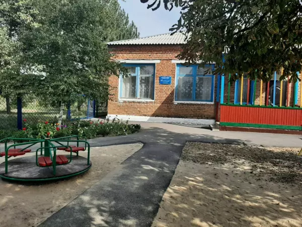 Фото к материалу: В результате атаки БПЛА в Азове взрывной волной повредило окно детского сада