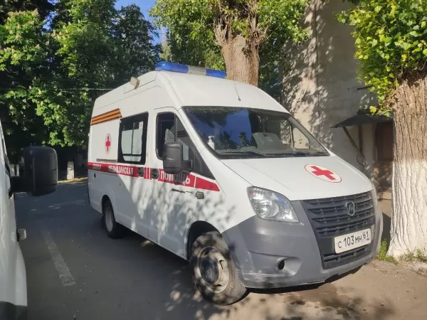 Фото к материалу: От удара отбросило на другую машину: в Ростове водитель иномарки сбил пешехода