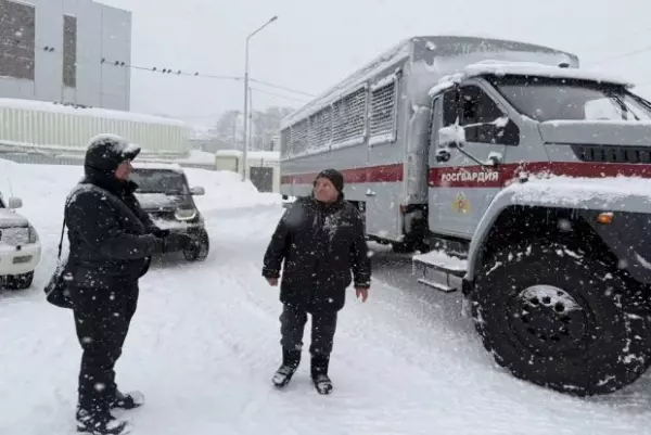 Фото к материалу: На Камчатке городские автобусы заменили на автозаки из-за непогоды