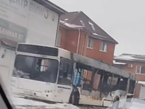 Фото к материалу: В Ростове на Особенной дотла сгорел пассажирский автобус №1 