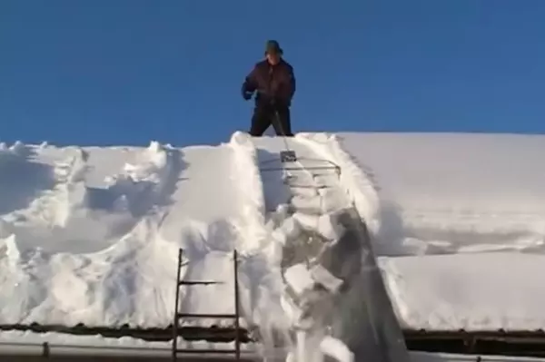 Фото к материалу: Жителям Ростовской области рассказали, как безопасно почистить снег с крыши