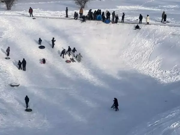 Фото к материалу: В Ростове дети устроили катание на ватрушках на братской могиле «Жертвам фашизма»