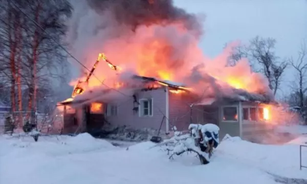 Фото к материалу: В Аксайском районе в ДНТ «Ростсельмашевец-2» полыхает жилой дом