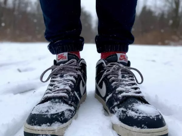 Фото к материалу: Не должна сдавливать ногу и быть тесной: донской врач рассказала, какую обувь нужно носить зимой