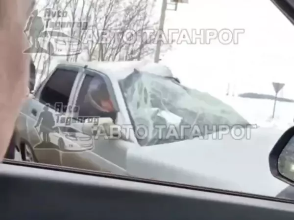 Фото к материалу: Смяло, как консервную банку: под Таганрогом столкнулись легковушка и грузовик