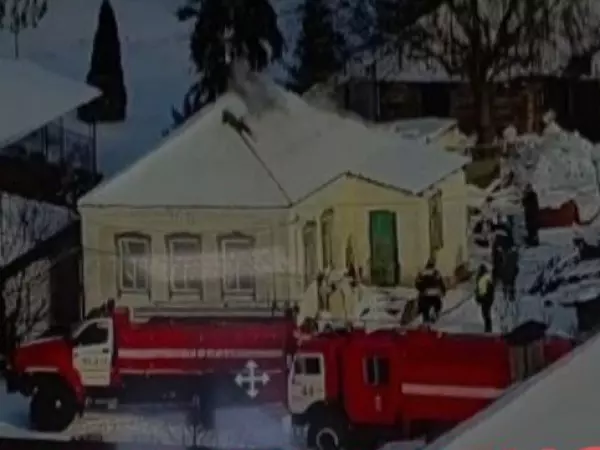 Фото к материалу: В Аксайском районе в частном доме загорелась кровля