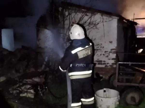 Фото к материалу: Очевидцы сообщают о крупном пожаре в частном доме в Ростове