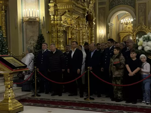 Фото к материалу: В канун Рождества службу посетил глава Ростовской области Юрий Слюсарь