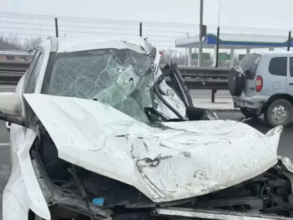 Фото к материалу: Машина – всмятку: водитель авто погиб в лобовом ДТП с грузовиком на трассе Ростовской области