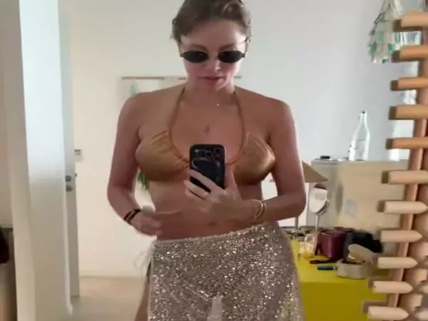 Фото к материалу: Полина Диброва купила купальник для поездки на Мальдивы на маркетплейсе