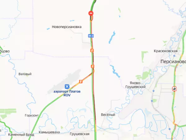 Фото к материалу: На участке трассы М-4 в Ростовской области остановилось движение из-за метели