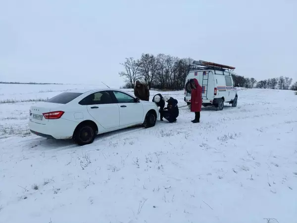 Фото к материалу: Двое жителей Ростовской области несколько часов просидели на морозе из-за поломки машины в поле
