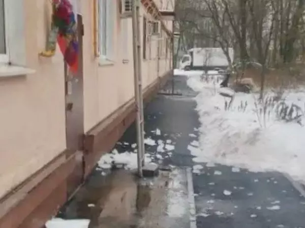 Фото к материалу: Инцидент с травмированием ростовчанки от упавшей льдины проверит прокуратура