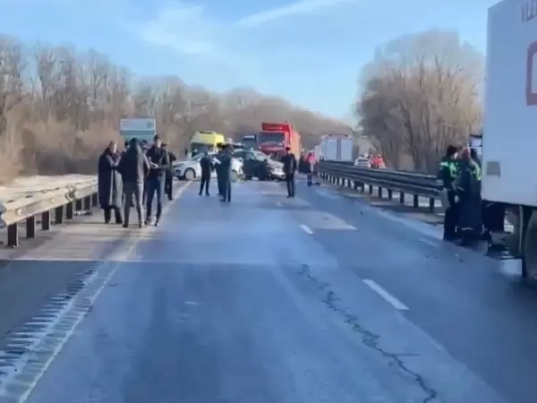 Фото к материалу: Движение в сторону Краснодара ограничено из-за ДТП на трассе в Ростовской области