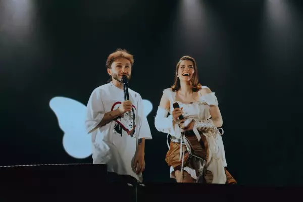 Фото к материалу: Пропали фото, отдыхают отдельно: Мону и Джарахова заподозрили в расставании