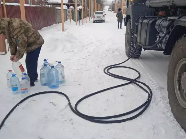 Фото к материалу: Завершить работы по устранению аварии на Гуково-Гундоровском водоводе обещают к утру 19 января