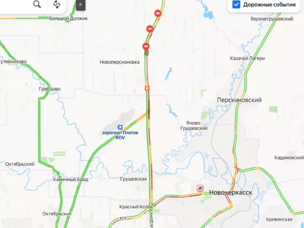 Фото к материалу: Пробка на 30 километров растянулась из-за метели на М-4 в Ростовской области