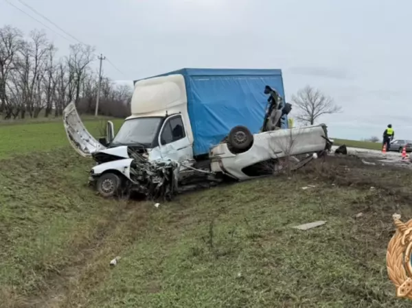 Фото к материалу: «ГАЗель» подмяла под себя легковушку: в жутком ДТП под Таганрогом один человек погиб и один пострадал