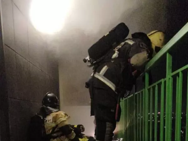 Фото к материалу: Около 40 человек тушили пожар в многоэтажке на Нансена в Ростове