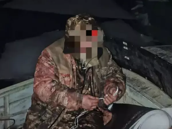 Фото к материалу: В Ростовской области спасатели помогли рыбаку, который застрял среди льдин и торосов