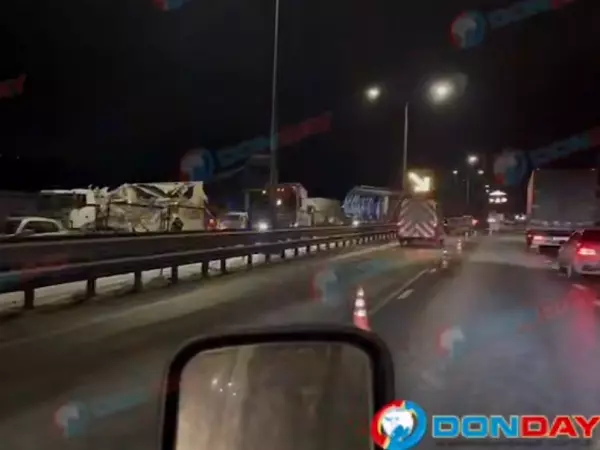 Фото к материалу: Движение по трассе под Каменском, где самосвал снес пешеходный переход, восстановлено