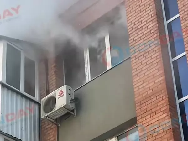 Фото к материалу: В Ростове на Серафимовича полыхает квартира в многоэтажке