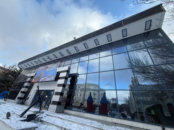 Фото к материалу: Бывший кинотеатр «Ростов» закрыли на реконструкцию