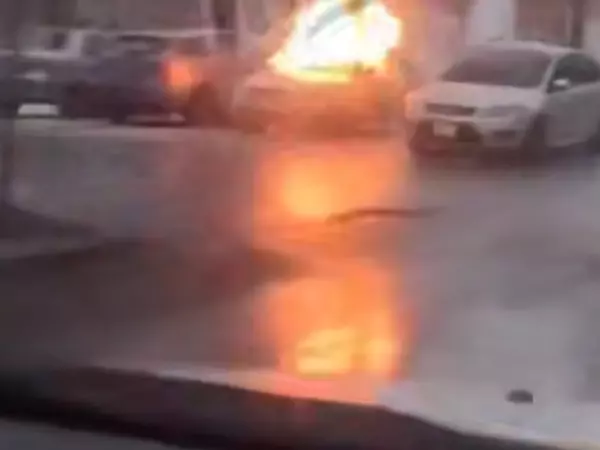 Фото к материалу: В Ростове на Западном вспыхнул легковой автомобиль