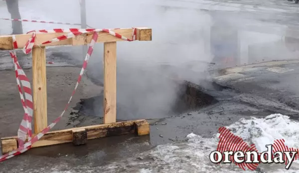 Фото к материалу: Два человека провалились в кипяток под землей в Оренбурге