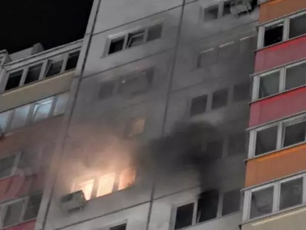 Фото к материалу: В Ростове на Суворовском горит квартира