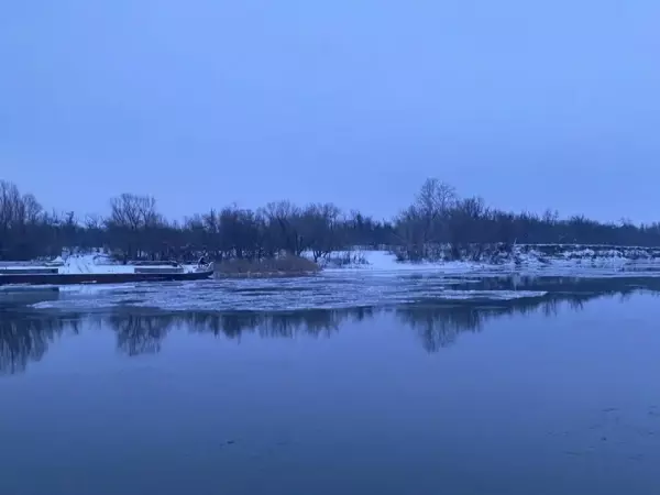 Фото к материалу: В Семикаракорском районе приостановлена работа паромной переправы