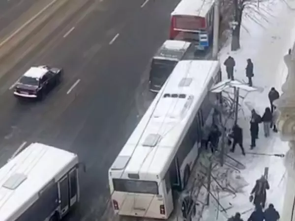 Фото к материалу: В Ростове автобус снес остановку возле Дома офицеров 