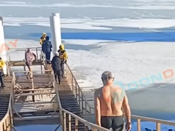 Фото к материалу: Мороз заставил большинство жителей Волгодонска отказаться от идеи окунуться в купель