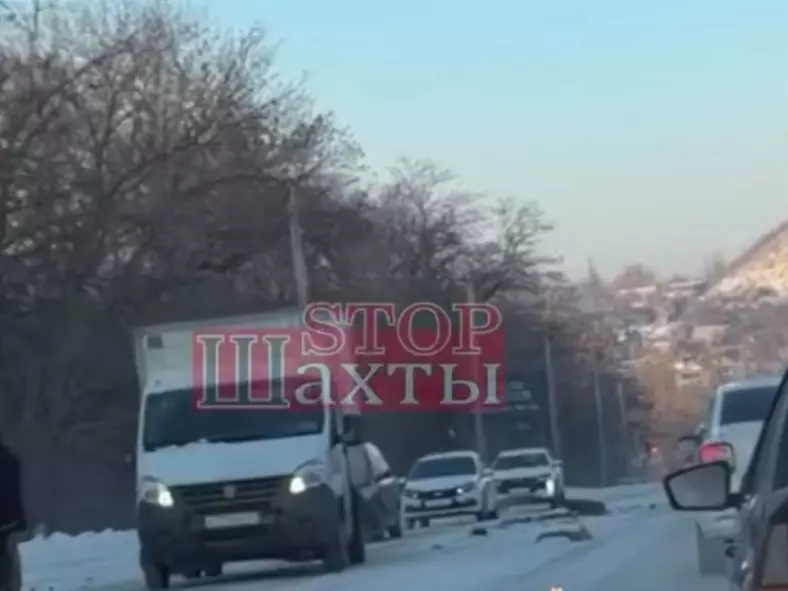 Обломки авто разбросало по дороге: в Шахтах произошло жесткое ДТП