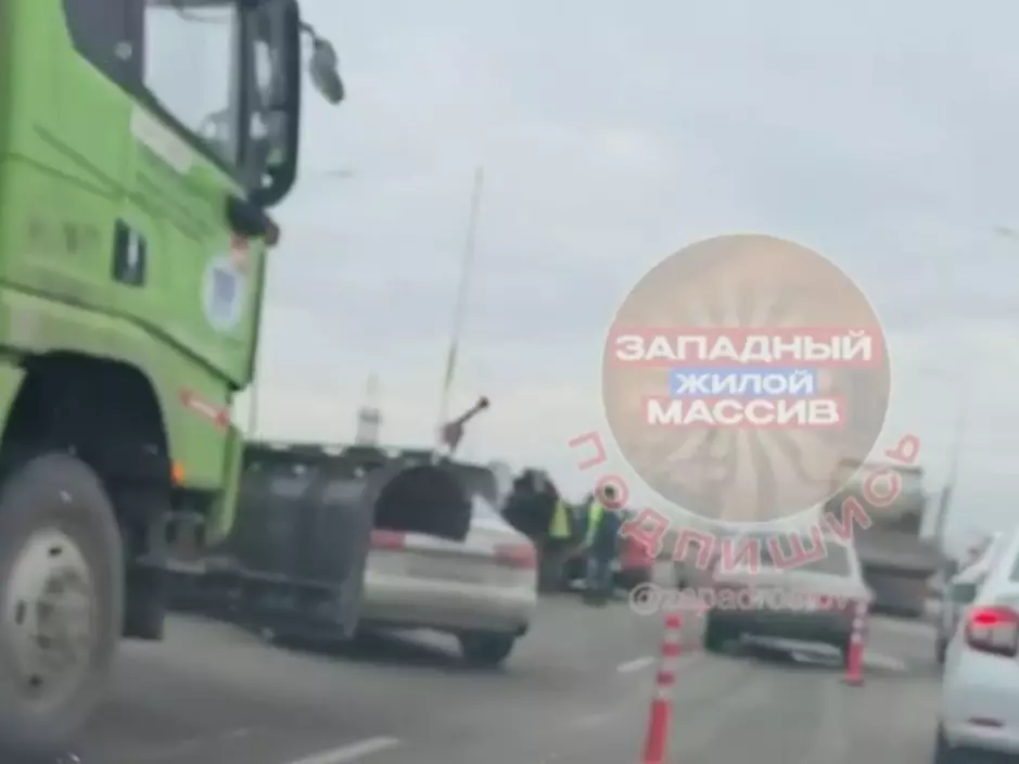 Водитель легковушки пострадал  в ДТП с грузовиком на РТК «Западная хорда» в Ростове