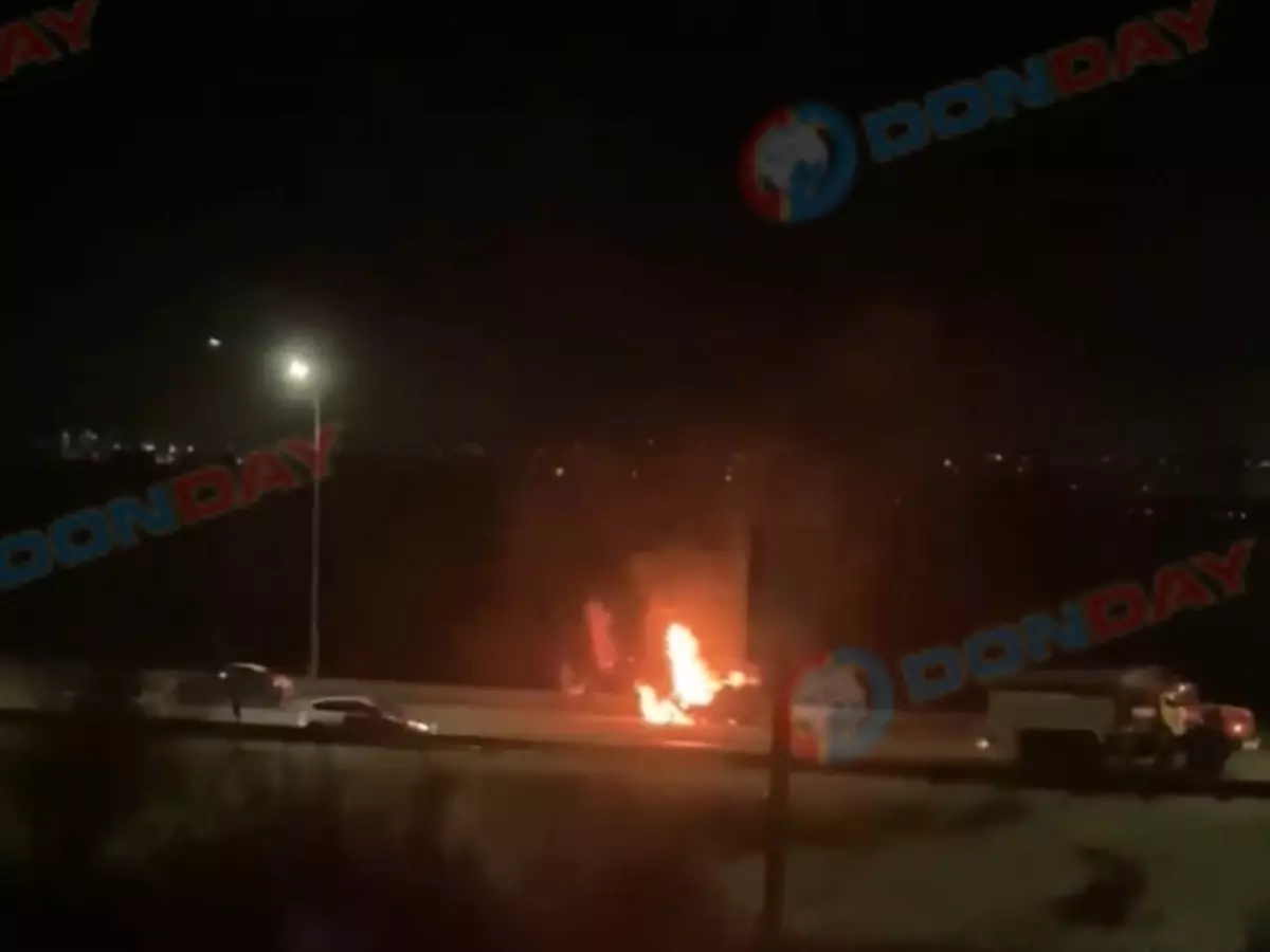 Машина сгорела дотла на Западном шоссе ночью 11 февраля