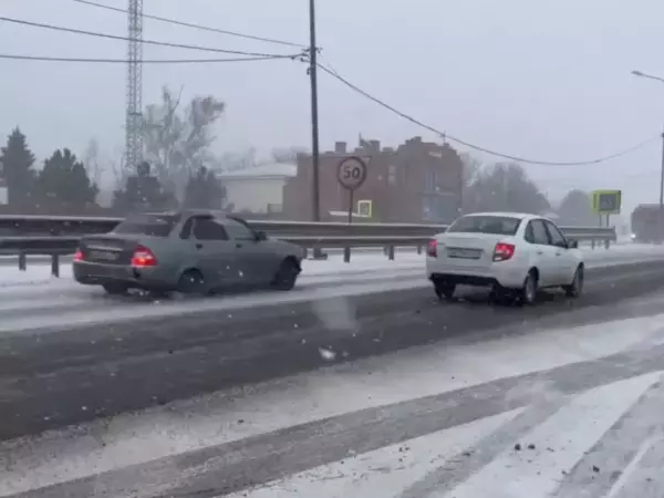 Жителей Ростова просят не выезжать на своих машинах в город из-за непогоды