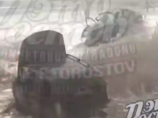 Две легковушки вылетели с трассы на выезде из города Гуково