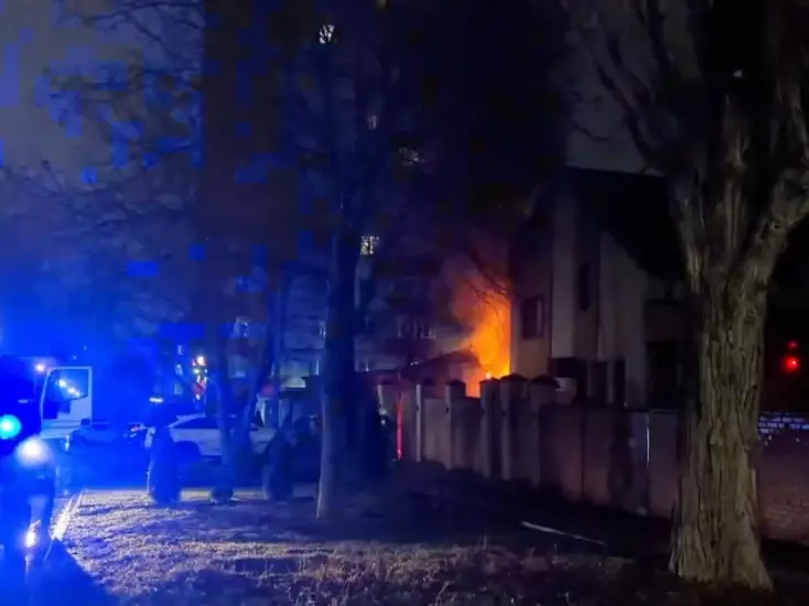 Частный дом практически дотла сгорел на Западном в Ростове