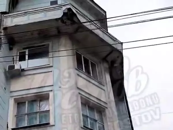 Со старинного дома в центре Ростова отвалилась часть фасада: сообщают очевидцы 