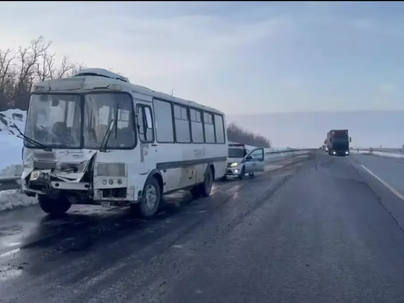 Двое пострадали при столкновении рейсового автобуса с тягачом на трассе в Ростовской области